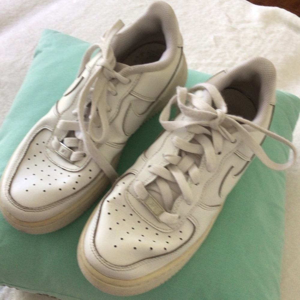Nike - Youth Unisex AF1 Triple White Leather Sneakers